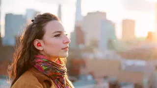 Dispositivo para oído traduce idiomas extranjeros en tiempo real