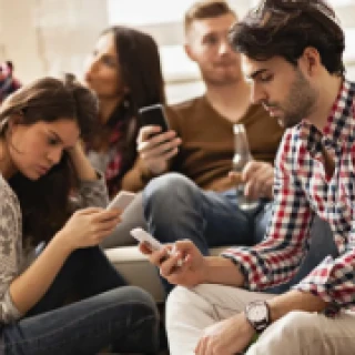 Foto de Phubbing, el mal hábito que cometen la mayoría de los usuarios de celulares