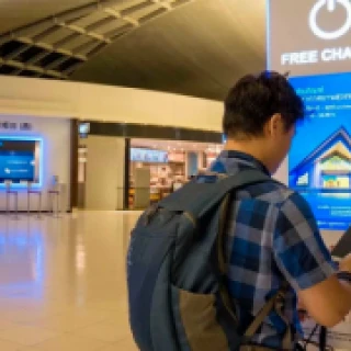 Foto de Cargar el celular en lugares públicos: los peligros que conllevan