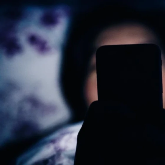 ¿Adicto al celular por las noches? La luz del dispositivo afecta tu cerebro